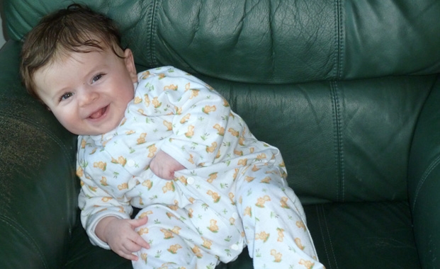 יובל בן 4 חודשים בודק את איכות העור של האמריקן קומפורט